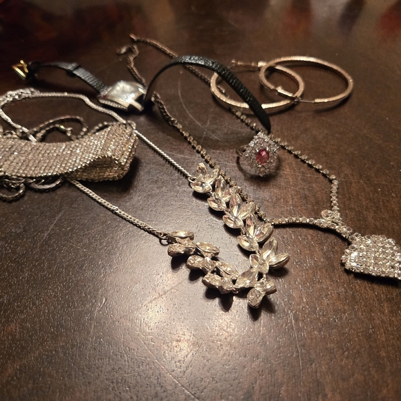 Elegant Silver and Gold Jewelry Set - Picture 3 of 7